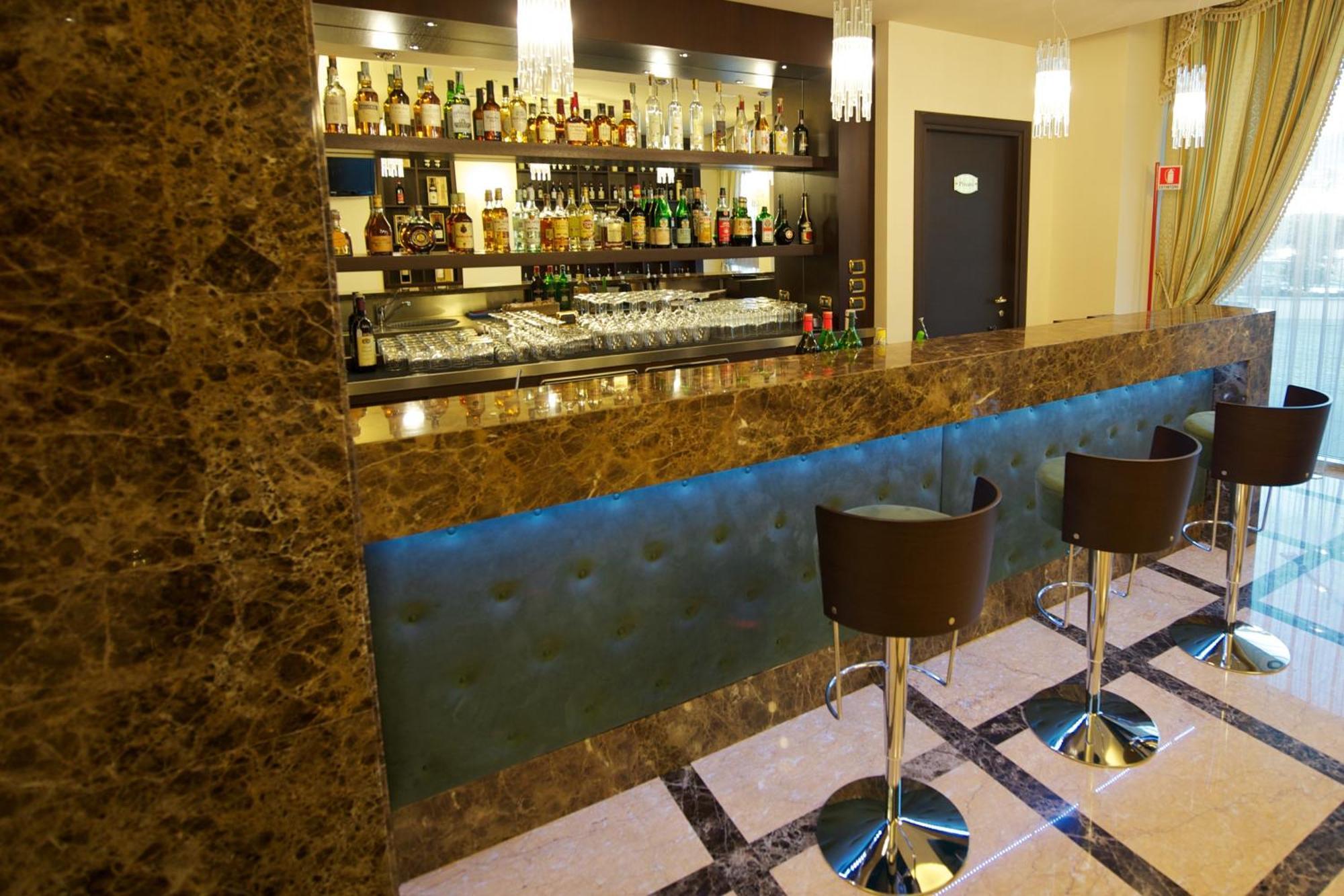 Hotel Calissano อัลบา ภายนอก รูปภาพ