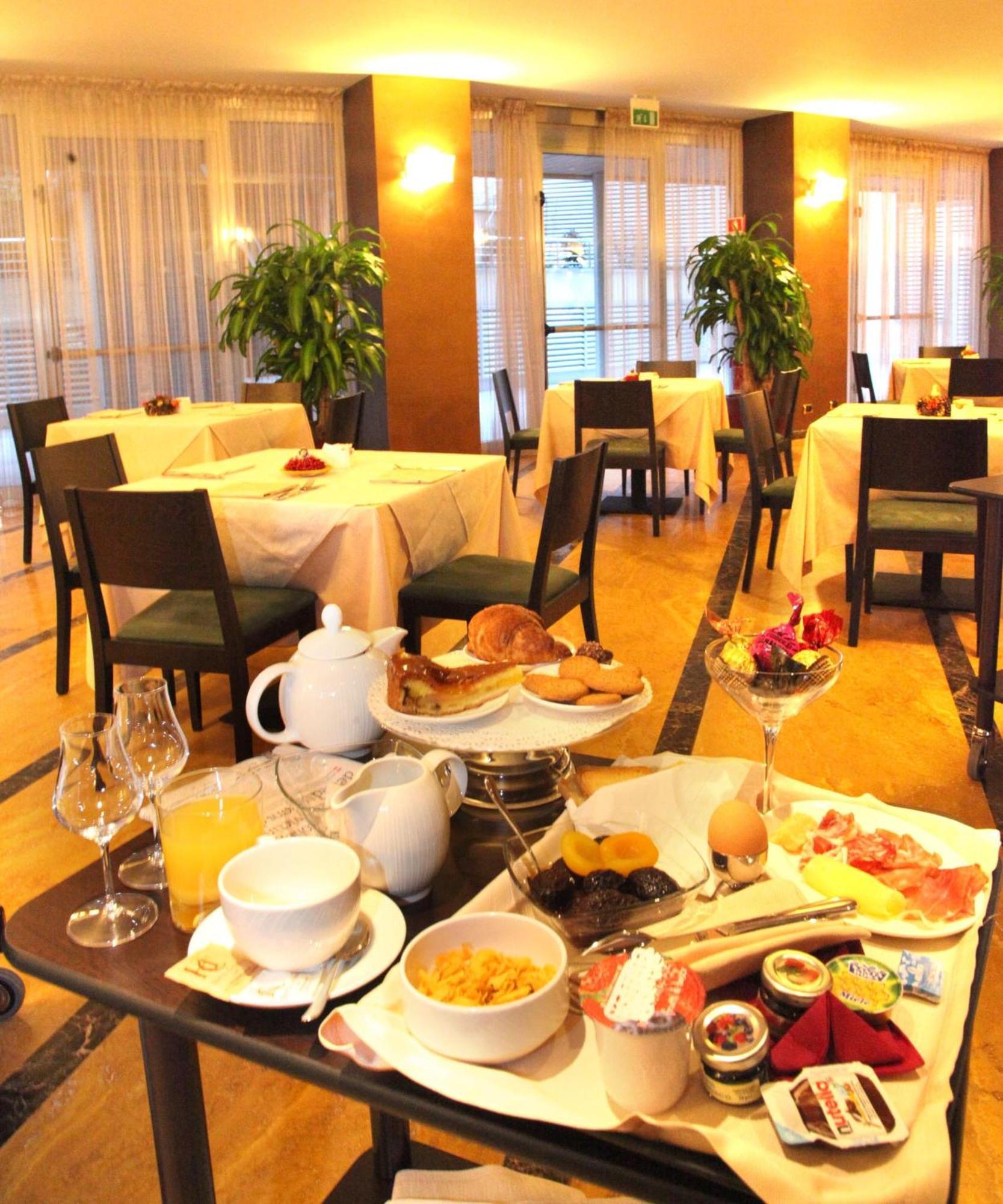 Hotel Calissano อัลบา ภายนอก รูปภาพ