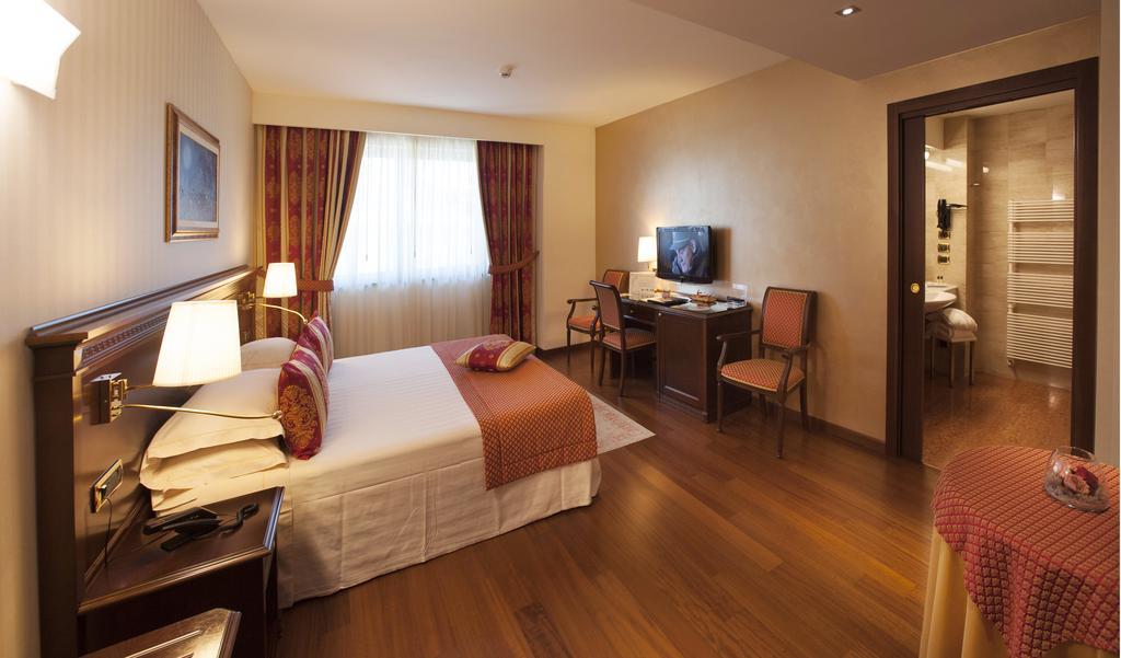 Hotel Calissano อัลบา ภายนอก รูปภาพ