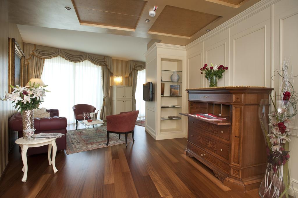 Hotel Calissano อัลบา ภายนอก รูปภาพ