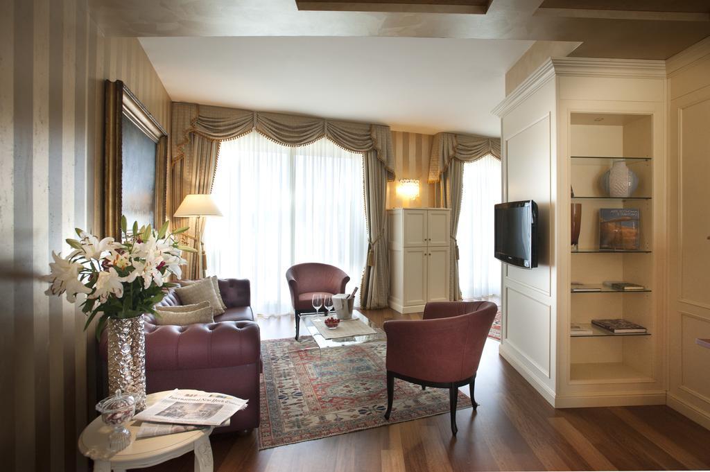 Hotel Calissano อัลบา ภายนอก รูปภาพ