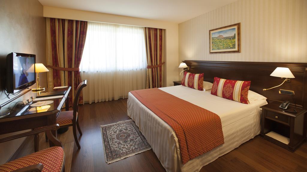 Hotel Calissano อัลบา ภายนอก รูปภาพ