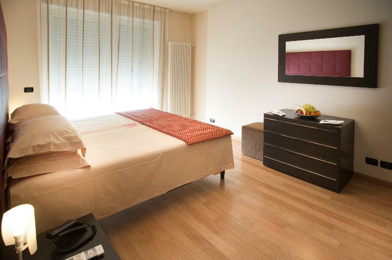Hotel Calissano อัลบา ภายนอก รูปภาพ