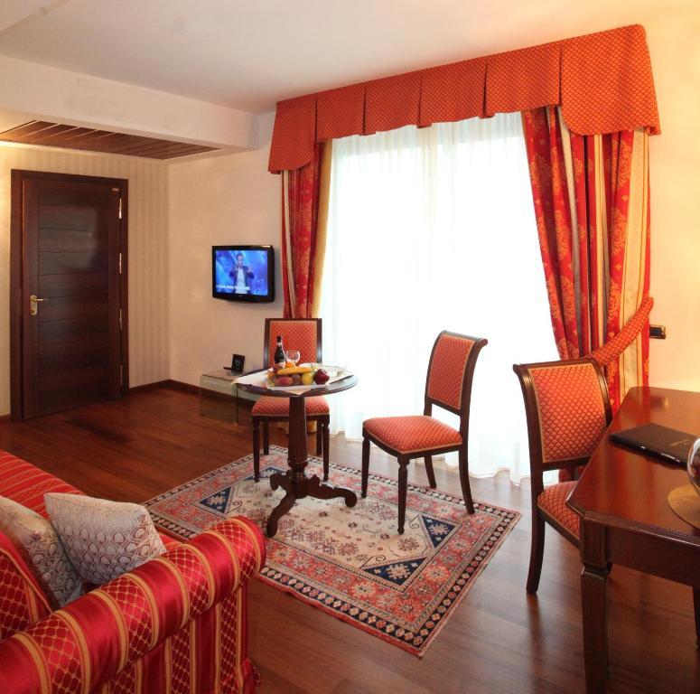 Hotel Calissano อัลบา ภายนอก รูปภาพ