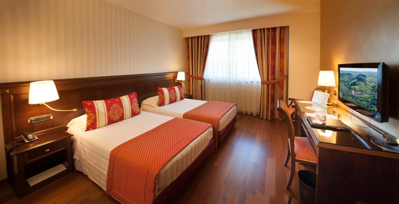 Hotel Calissano อัลบา ภายนอก รูปภาพ