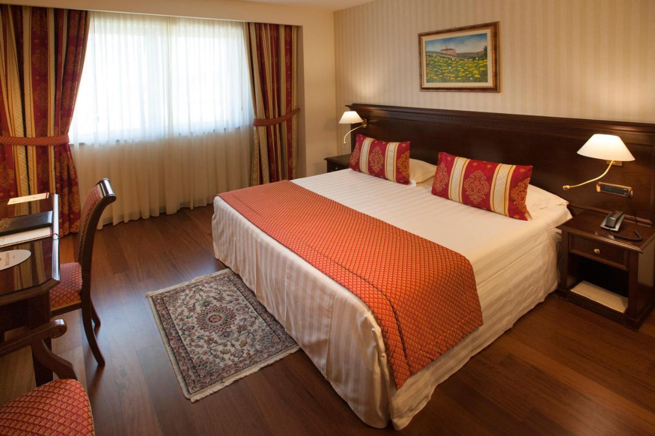 Hotel Calissano อัลบา ภายนอก รูปภาพ